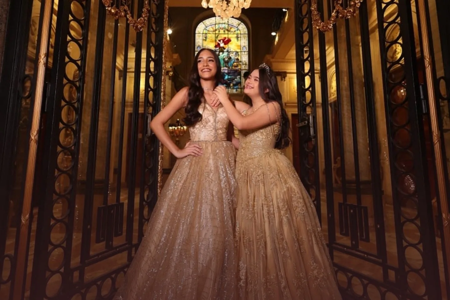 Julia e Giovana, gêmeas debutantes vestidas pela Koisa Linda