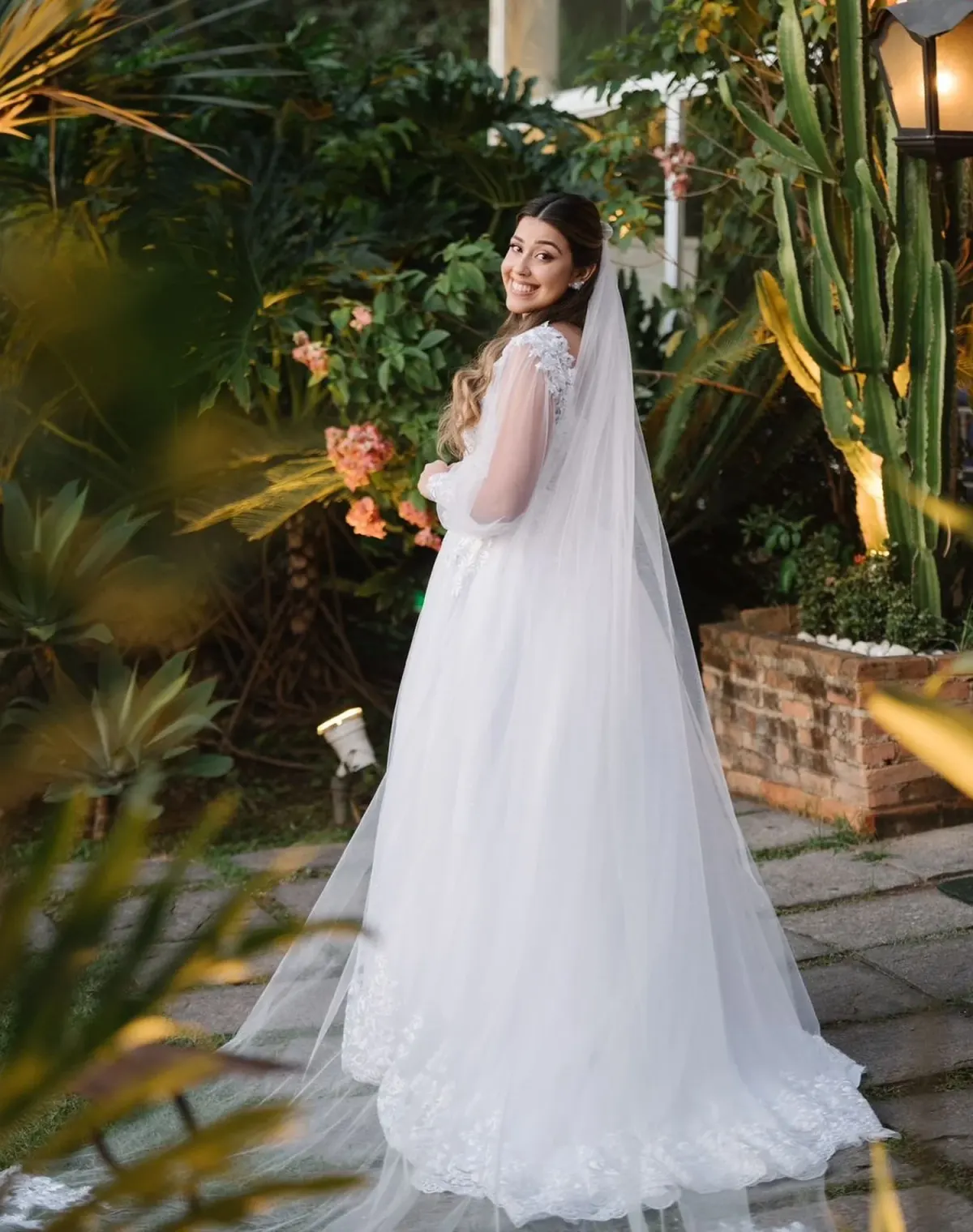 Noiva da Koisa Linda em um jardim, com vestido e véu